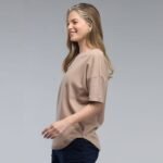 ⁦טי שירט אוברסייז לצעירות של NAUTICA T-53001SBNSP24-TAUPE⁩ – תמונה ⁦2⁩