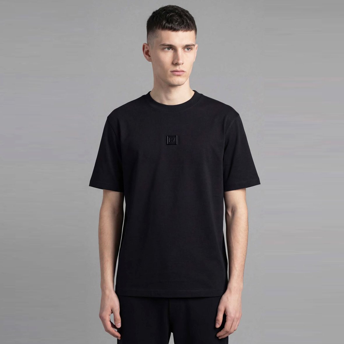 ROBERTO VINO S26RVT10-BLACK טי שירט אוברסייז שחור של ROBERTO VINO – תמונה 1