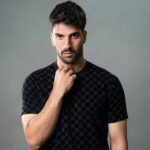 ⁦טי שירט שחור מעוצב מבד סריג של CLOSER⁩ – תמונה ⁦2⁩