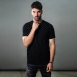 טי שירט שחור מעוצב מבד סריג של CLOSER