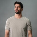 ⁦טי שירט מעוצב מבד סריג של CLOSER⁩ – תמונה ⁦2⁩