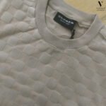 ⁦טי שירט מעוצב מבד סריג של CLOSER⁩ – תמונה ⁦3⁩