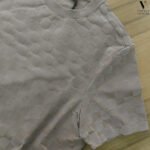 ⁦טי שירט מעוצב מבד סריג של CLOSER⁩ – תמונה ⁦5⁩