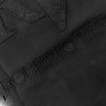 ⁦טי שירט שחור מעוצב ריקמה של ROBERTO VINO⁩ – תמונה ⁦7⁩