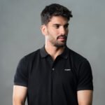 ⁦פולו קצר שחור מבד סריג של VALERIO⁩ – תמונה ⁦2⁩