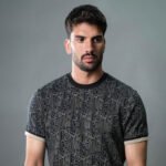 ⁦טי-שירט שחור מבד סריג של VALERIO⁩ – תמונה ⁦2⁩