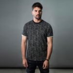 ⁦טי-שירט שחור מבד סריג של VALERIO⁩ – תמונה ⁦3⁩