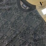 ⁦טי-שירט שחור מבד סריג של VALERIO⁩ – תמונה ⁦4⁩