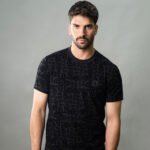 ⁦טי-שירט שחור מעוצבת מבד סריג של VALERIO⁩ – תמונה ⁦2⁩