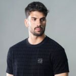 ⁦טי-שירט שחור מעוצבת מבד סריג של VALERIO⁩ – תמונה ⁦3⁩