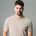 ⁦טי-שירט מעוצבת מבד סריג של VALERIO⁩ – תמונה ⁦3⁩