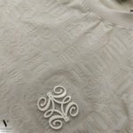 ⁦טי-שירט מעוצבת מבד סריג של VALERIO⁩ – תמונה ⁦6⁩