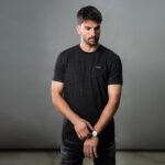 טי שירט שחור עיצוב מודפס של CLOSER