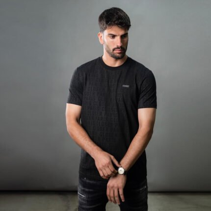 טי שירט שחור עיצוב מודפס של CLOSER