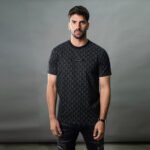 טי שירט שחור מעוצב של CLOSER