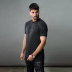 טי שירט שחור מעוצב של CLOSER – תמונה 2