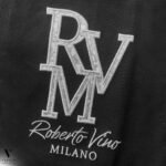 ⁦טי שירט שחור עיצוב ריקמה של ROBERTO VINO⁩ – תמונה ⁦7⁩