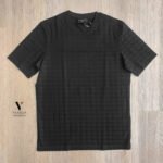 ⁦טי שירט שחור מבד סריג טקסטורת מרובע של ROBERTO VINO⁩ – תמונה ⁦3⁩