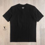 ⁦טי שירט שחור מבד סריג טקסטורת מרובע של ROBERTO VINO⁩ – תמונה ⁦4⁩