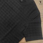 ⁦טי שירט שחור מבד סריג טקסטורת מרובע של ROBERTO VINO⁩ – תמונה ⁦5⁩