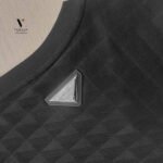 ⁦טי שירט שחור מבד סריג טקסטורת מרובע של ROBERTO VINO⁩ – תמונה ⁦6⁩