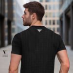 ⁦טי שירט שחור מבד סריג טקסטורת מרובע של ROBERTO VINO⁩ – תמונה ⁦2⁩