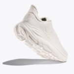 ⁦נעלי לבן ספורט לנשים HOKA CLIFTON WIDE 10⁩ – תמונה ⁦4⁩