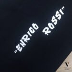 ⁦טי-שרט מעוצב מודפס שחור של ENRICO ROSSI⁩ – תמונה ⁦10⁩