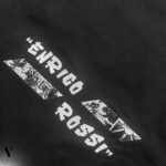 ⁦טי-שרט מעוצב מודפס שחור של ENRICO ROSSI⁩ – תמונה ⁦7⁩