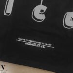 ⁦טי-שרט עיצוב מודפס שחור של ENRICO ROSSI⁩ – תמונה ⁦12⁩