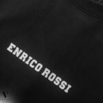 ⁦טי-שרט עיצוב מודפס שחור של ENRICO ROSSI⁩ – תמונה ⁦8⁩