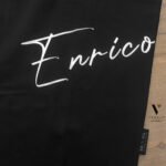 ⁦טי-שרט עיצוב מודפס שחור של ENRICO ROSSI⁩ – תמונה ⁦9⁩