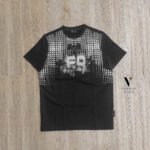 ⁦טי-שרט מעוצב שחור של ENRICO ROSSI⁩ – תמונה ⁦4⁩