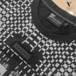⁦טי-שרט מעוצב שחור של ENRICO ROSSI⁩ – תמונה ⁦6⁩