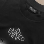 ⁦טי שירט אוברסייז מעוצב שחור של ENRICO ROSSI⁩ – תמונה ⁦7⁩