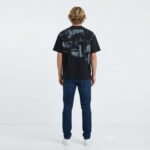 ⁦טי שירט אוברסייז מעוצב שחור של ENRICO ROSSI⁩ – תמונה ⁦2⁩