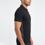 ⁦פולו קצר שחור מעוצב בצדדים של SHARK SPORT⁩ – תמונה ⁦3⁩