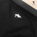 ⁦פולו קצר שחור מעוצב בצדדים של SHARK SPORT⁩ – תמונה ⁦5⁩
