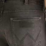 ⁦גינס קלאסי עם גומי במוֹתֶן Wrangler Greensboro  Raven Ash⁩ – תמונה ⁦3⁩