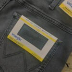 ⁦גינס קלאסי עם גומי במוֹתֶן Wrangler Greensboro  Raven Ash⁩ – תמונה ⁦7⁩